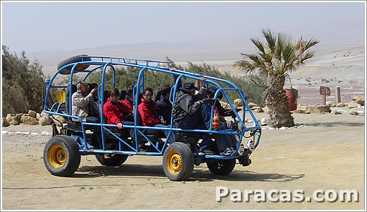 Autos in den Wüsten von Ica Peru